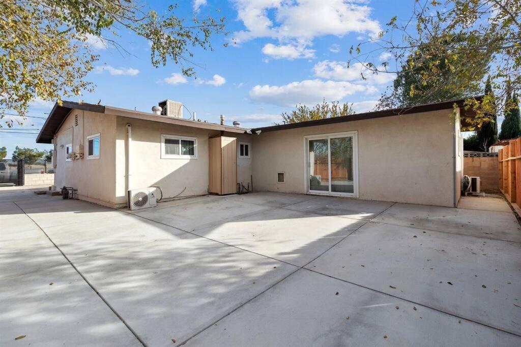 Modern City Ranch 3 Bdrm Family Home Access By Dirt Road Palmdale Luaran gambar