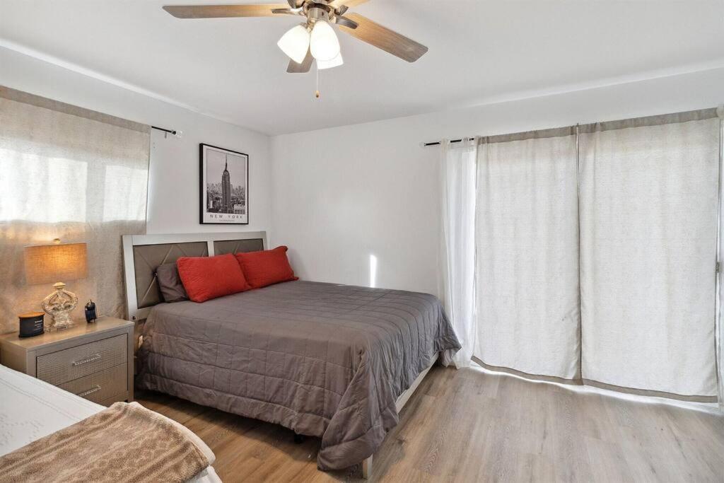 Modern City Ranch 3 Bdrm Family Home Access By Dirt Road Palmdale Luaran gambar