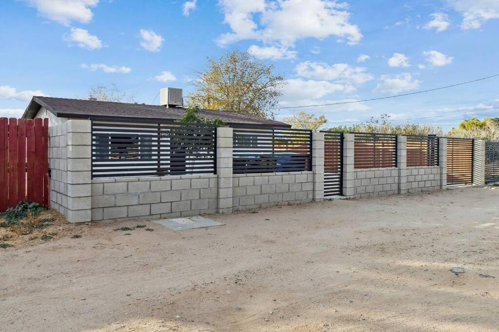 Modern City Ranch 3 Bdrm Family Home Access By Dirt Road Palmdale Luaran gambar