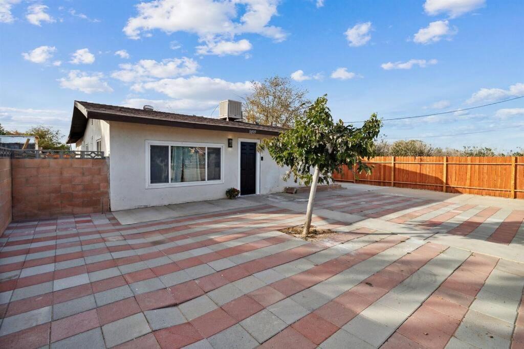 Modern City Ranch 3 Bdrm Family Home Access By Dirt Road Palmdale Luaran gambar